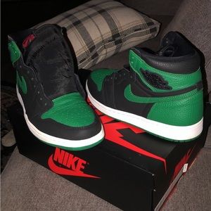 Pine green Jordan 1s only been tried on a couple times